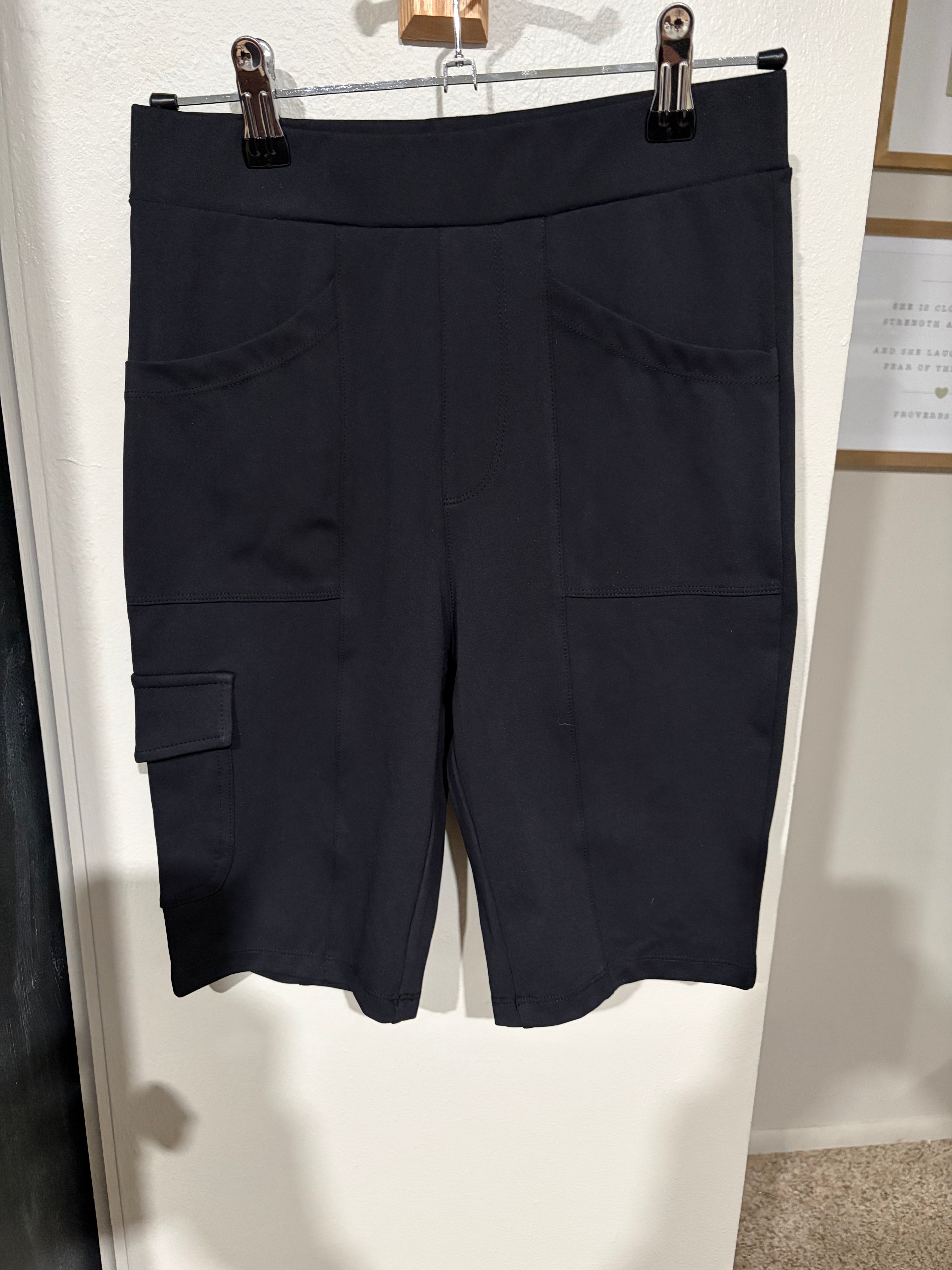 Halara midrise shorts with pockets and one side cargo pocket
